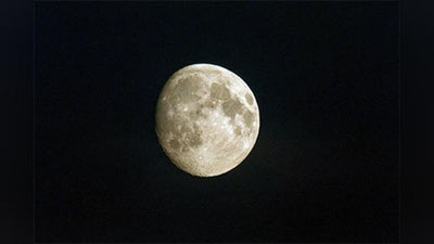 'Kutilmagan yangilik: Oy Er atmosferasi ichida aylanadi 'ning rasmi