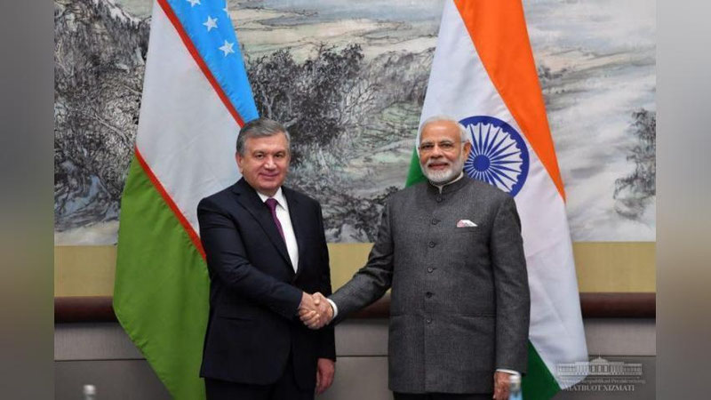 'Shavkat Mirziyoev Narendra Modi bilan uchrashdi 'ning rasmi