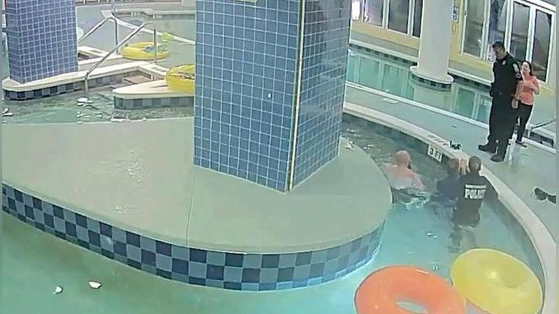 'Бассейн қурилмасига оёғи тиқилиб қолган бола 9 дақиқа давомида сув тагида қолиб кетди (видео)'ning rasmi