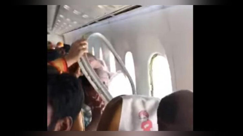 'Гирдобли ҳаракат иллюминаторни самолёт салонига босиб киргизиб юборди (Видео)'ning rasmi