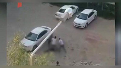 'Yo`lovchilar yo`l haqini to`lamaslik uchun taksichini g`isht bilan urishdi (Video)'ning rasmi