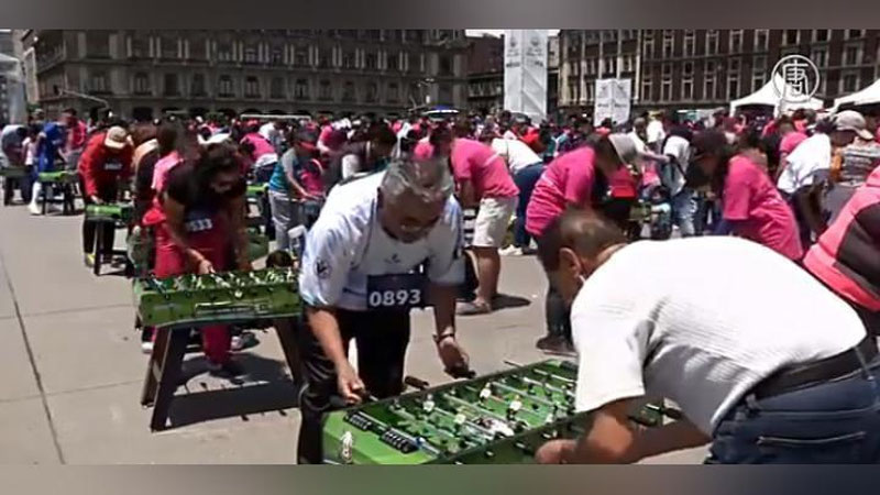 Изрображение 'МЕКСИКАНЦЫ УСТАНОВИЛИ РЕКОРД, ИГРАЯ В НАСТОЛЬНЫЙ ФУТБОЛ (ВИДЕО)'