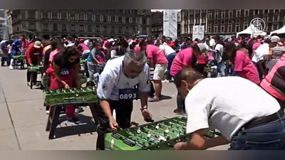 Изрображение 'МЕКСИКАНЦЫ УСТАНОВИЛИ РЕКОРД, ИГРАЯ В НАСТОЛЬНЫЙ ФУТБОЛ (ВИДЕО)'