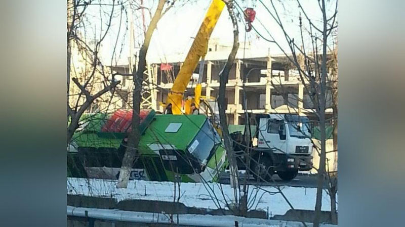 '​Toshkentda sirpanchiq yo`lda harakatlangan yo`lovchi avtobusi ag`darilib ketdi'ning rasmi