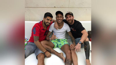 'МЕССИ СУАРЕС ВА НЕЙМАР БИЛАН ТУШГАН РАСМИНИ ЖОЙЛАШТИРИБ ПИКЕНИНГ УСТИДАН КУЛДИ'ning rasmi