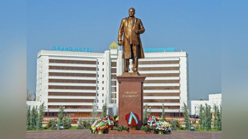 '​JIZZAXDA ShAROF RAShIDOV HAYKALI OChILDI'ning rasmi