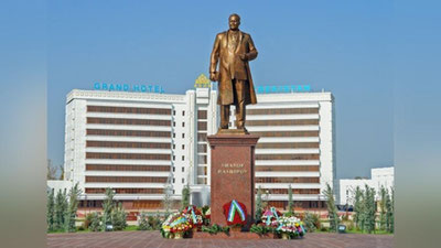 '​JIZZAXDA ShAROF RAShIDOV HAYKALI OChILDI'ning rasmi