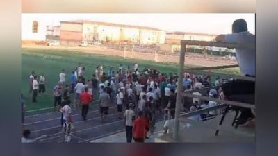 'Mo`ynoqda hakamdan norozi bo`lgan futbol muxlislari ommaviy janjal ko`tarishdi (Video)'ning rasmi