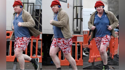 Изрображение 'БРИТАНСКИЕ СМИ ПОСМЕЯЛИСЬ НАД ГАВАЙСКИМИ ШОРТАМИ ГЛАВЫ МИД'