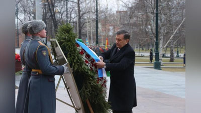 '​Shavkat Mirziyoev Moskvadagi “Noma`lum askar” yodgorligiga gul qo`ydi'ning rasmi
