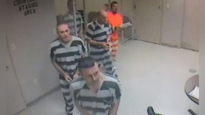 'Маҳбуслар камералардан чиқиб ўлаётган қўриқчининг ҳаётини сақлаб қолишди (Видео)'ning rasmi