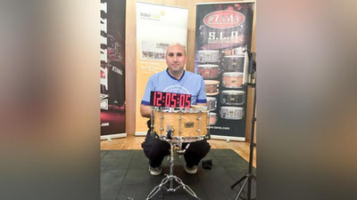 'Жейсон Бринклет қарийб 13 соат мусиқа чалди'ning rasmi