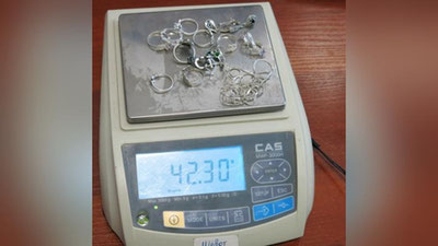 'Chegaradan sumka astariga kumush taqinchoqlarni yashirib o`tgan shaxs ushlandi'ning rasmi