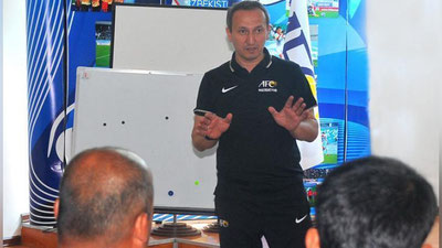 'ҚРФФ бош котиби ўзбекистонлик ОФК инструкторига миннатдорчилик билдирди 'ning rasmi