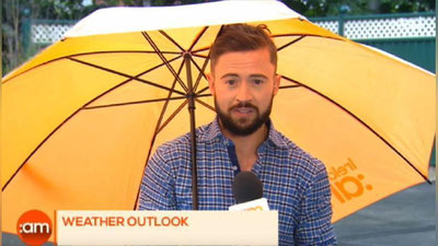 'Жонли эфир пайтида телебошловчини шамол учириб кетди(Видео)'ning rasmi