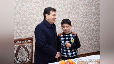 '​Shavkat Mirziyoev Qarshida profilaktika inspektorining xonadonida yaratilgan sharoitlar bilan tanishdi'ning rasmi