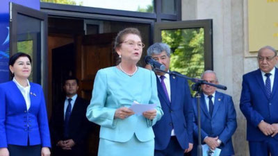 'Tatyana Karimova Islom Karimov nomidagi yangi kutubxonani ochib berdi'ning rasmi