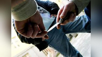 Изрображение 'НА РЫНКЕ В НАМАНГАНЕ ШКОЛЬНИК УДАРИЛ 20-ЛЕТНЕГО ПАРНЯ НОЖОМ В ГРУДЬ'