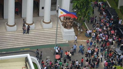 '​ФИЛИППИНДА КУЧЛИ ЗИЛЗИЛА ОҚИБАТИДА ПРЕЗИДЕНТ САРОЙИДАГИЛАР ЭВАКУАЦИЯ ҚИЛИНДИ'ning rasmi