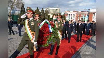 'Шавкат Мирзиёев Душанбедаги Исмоил Сомоний ҳайкали пойига гул қўйди'ning rasmi