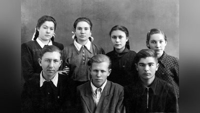 '17-ёшли Ислом Каримов синфдошлари билан'ning rasmi