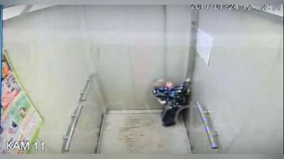 '​Bog`cha tarbiyachisi 2 yoshli bolani liftda unutib qoldirdi (Video)'ning rasmi