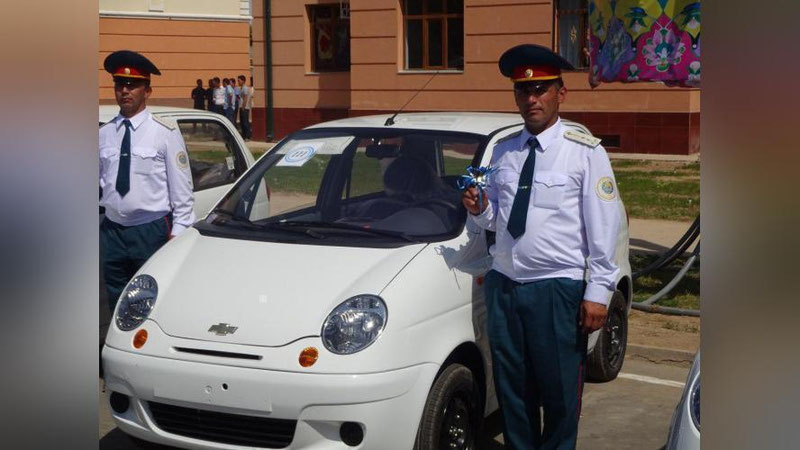 '​SURXONDARYo VILOYaTIDA PROFILAKTIKA INSPEKTORLARIGA AVTOMAShINA VA UYLARNING KALITLARI TOPShIRILDI'ning rasmi