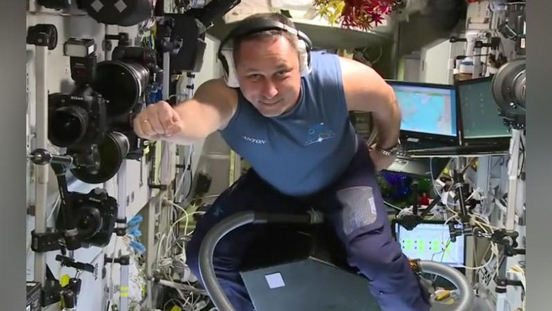 Изрображение 'РОССИЙСКИЙ АСТРОНАВТ "ПОЛЕТАЛ" НА ПЫЛЕСОСЕ (ВИДЕО)'