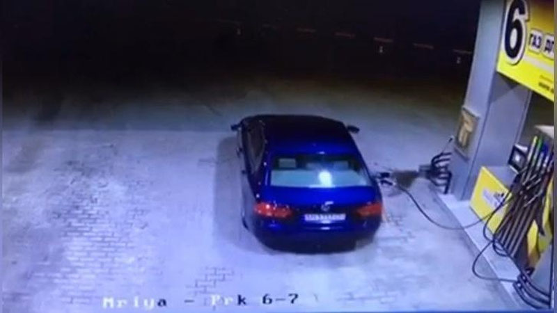 Изрображение 'ЗАБЫВЧИВЫЙ ВОДИТЕЛЬ СЖЕГ АВТОЗАПРАВКУ (ВИДЕО)'