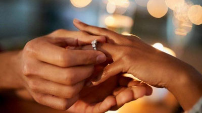 'Futbol hakami match paytida hamkasabasining qo`lini so`radi 'ning rasmi