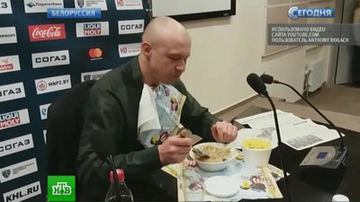 '​Belorusiyalik jurnalist matbuot anjumanida gazeta edi'ning rasmi