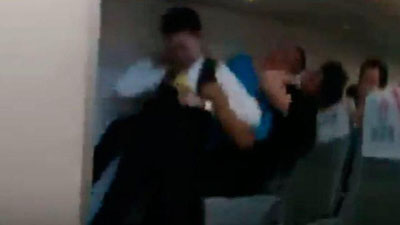 Изрображение 'Авиадебошир пытался открыть дверь самолета в полете (видео)'