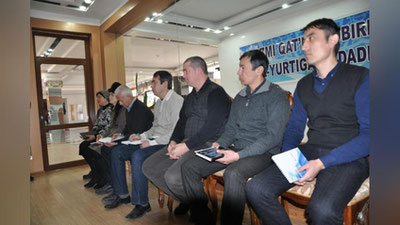 'Soliq xodimlari korxona va tashkilotlarda umumbelgilangan soliq to`lovi tizimi haqida davra suhbatlari o`tkazmoqda'ning rasmi