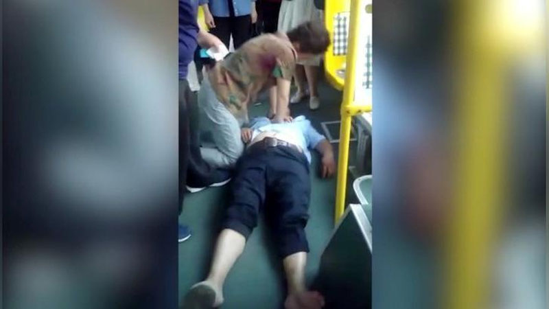 '​Haydovchi avtobusni to`xtatishga ulgurib, olamdan o`tdi'ning rasmi