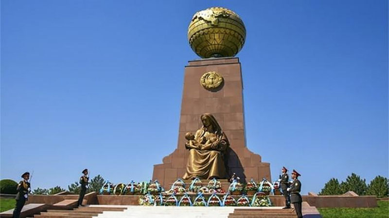 'ALMAZBEK ATAMBOEV MUSTAQILLIK VA EZGULIK MONUMENTIGA GUL QO`YDI'ning rasmi
