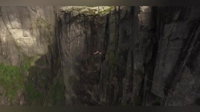 Изрображение 'ЭСТРЕМАЛ ПРОГУЛЯЛСЯ МЕЖДУ СКАЛАМИ НА ВЫСОТЕ 1 ТЫСЯЧА МЕТРОВ (ВИДЕО)'