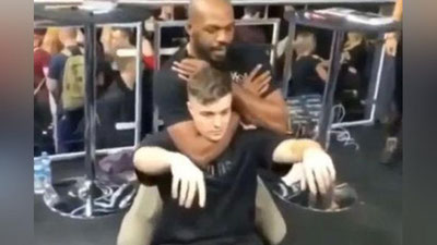 'UFC chempioni o`z muxlisini bo`g`ib qo`ydi (Video) 'ning rasmi