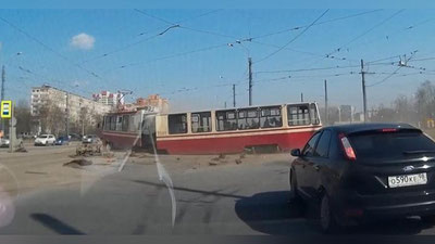 'Санкт-Петербургда йўловчи трамвайи рельсдан чиқиб кетди (Видео)'ning rasmi