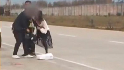 '​Эр-хотиннинг жанжали туфайли самолёт парвози 28 дақиқага кечиктирилди (Видео)'ning rasmi