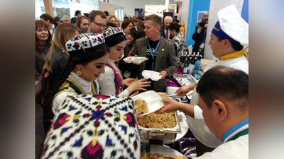Изрображение 'ПОСЕТИТЕЛЕЙ ЯРМАРКИ ITB BERLIN-2017 НАКОРМИЛИ УЗБЕКСКИМ ПЛОВОМ (ФОТО)'