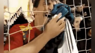 Изрображение 'СЕРХИО РАМОС ДОВЕЛ ФАНАТА ДО ИСТЕРИКИ, ПОДАРИВ ЕМУ СВИТЕР (ВИДЕО)'