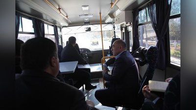 'Zoyir Mirzaev Qarshi shahrini avtobus yurib, aylanib chiqdi (foto)'ning rasmi