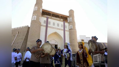 Изрображение 'В БУХАРЕ СТАРТОВАЛ ФЕСТИВАЛЬ "ШЕЛК И СПЕЦИИ" (ФОТО)'