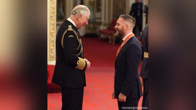 'Tom Xardi Britaniya imperiyasi komandorlik ordeni bilan taqdirlandi 'ning rasmi