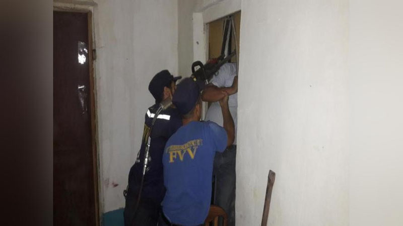 'QUTQARUVChILAR LIFTDA QOLIB KETGAN ODAMNI QUTQARIB OLDI'ning rasmi