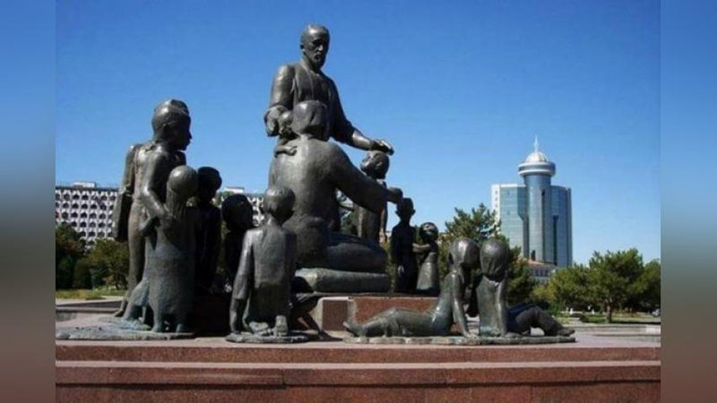 'Тошкентга Шомаҳмудовлар оиласининг ҳайкали қайтарилмоқда (ФОТО)'ning rasmi