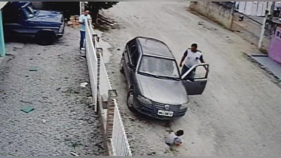 'Машина босиб кетган уч ёшли бола тирик қолди (Видео)'ning rasmi