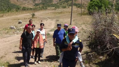 Изрображение 'СПАСАТЕЛИ ОТЫСКАЛИ ЗАБЛУДИВШИХСЯ В ГОРАХ'