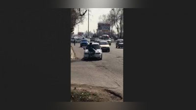 Изрображение 'ВОДИТЕЛЯ, ПРОКАТИВШЕГО СОТРУДНИКА ДПС НА КАПОТЕ, ЗАДЕРЖАЛИ'