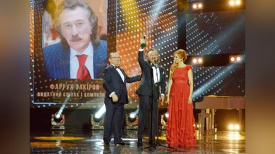 '​Ukrainada Farruh Zokirovga “Yil odami” mukofoti topshirildi'ning rasmi